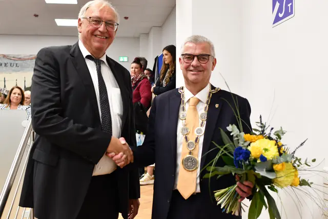 Ratsältester Jochem Pitz gratulierte Marc Prokop nach der Vereidigung und der Amtseinführung. | Foto: Foto: Brühl