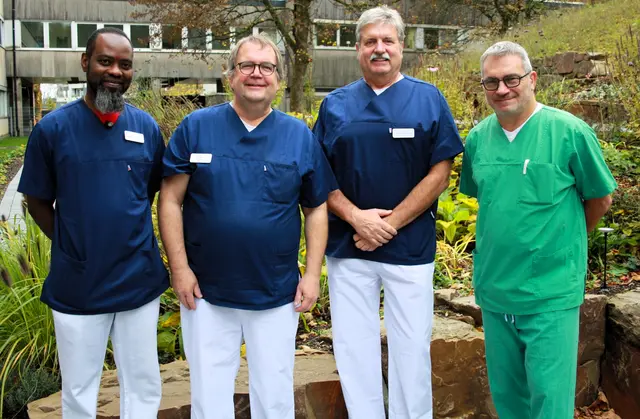 Das Team der Allgemein- und Viszeralchirurgie der Helios Klinik Wipperfürth von links nach rechts: Emmanuel Sarpong (Oberarzt), Stefan Luther (Chefarzt), Dr Andras Attila Perneki-Simonsits (Oberarzt) und Uwe Mutter (Oberarzt), fehlend: Guido Sadlo (Facharzt) | Foto: Helios Klinik Wipperfürth