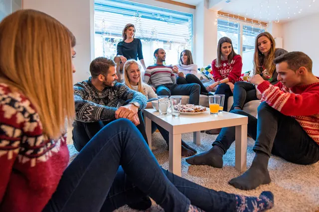 Im Winter gibt es viele Anlässe zum Feiern und Zusammenkommen - meist gemütlich in warmen Räumen. Viren haben dann leichtes Spiel. Foto: DJD/Hermes Arzneimittel/Getty Images/AzmanL