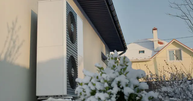 Eine gut gepflegte Wärmepumpe sorgt auch bei Minusgraden für angenehme Wärme und spart dabei Energie. Foto: DJD/E.ON/Getty Images/StockSeller_ukr