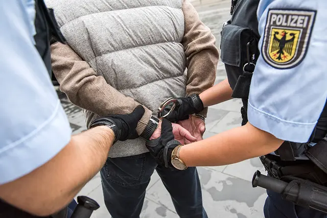 Beamten legen Handschellen an. | Foto: Bundespolizei