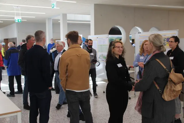 Miteinander ins Gespräch kommen: Das war das Ziel des Aktionstages „Zukunft vor Ort“, zu dem die Stadt Rösrath ins Freiherr-vom-Stein-Gymnasium eingeladen hatte. Foto: Flick 