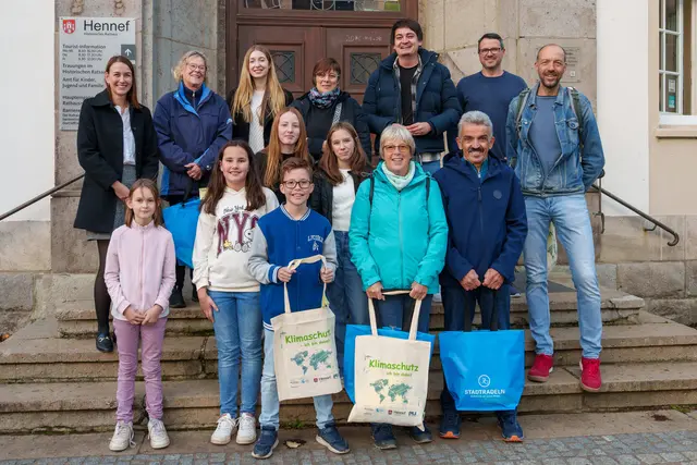 Die ausgezeichneten Teilnehmer mit Bürgermeister Mario Dahm (4.v.r.) vor dem Rathaus. | Foto: Heimermann