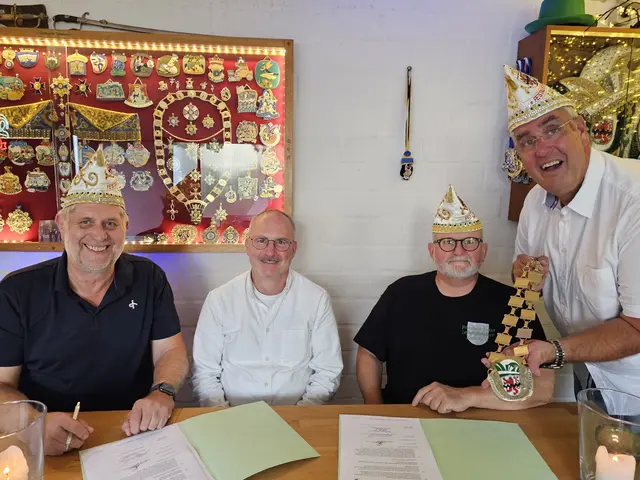 Schon vor Monaten hat der designierte Prinz Rogério I. (2.v.l.) den Vertrag über seine künftige Prinzenrolle beim Festausschuss Leverkusener Karneval (FLK) besiegelt. Geschäftsführer Thomas Loef (l,), Prinzenführer Peter Schmitz (2.v.r.) und Präsident Thomas Lingenauber (r.) freuen sich mit dem gebürtigen Portugiesen auf die kommende Session 2025-2026. Foto: FLK