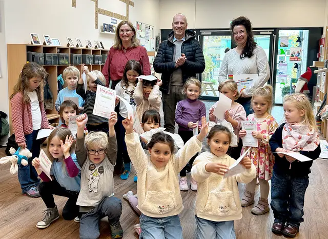 Große Freude bei der Preisverleihung des Kreativwettbewerbs: Kinder aus den Kitas Blütenzwerge, Regenbogen (Overath) und Dreckspatz feiern gemeinsam mit Marc Kretkowski (Geschäftsführer der wupsi), Ute Rommeswinkel (NaturGut Ophoven) und Erzieherin Stefanie Schaub. Foto: NaturGut Ophoven