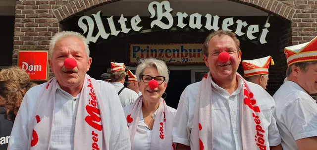 Zusammen mit dem designierten Dreigestirn (v.l.) Jungfrau Rainhilde, Prinz Heike und Bauer Ricci startet die Karnevalsgesellschaft „Hetdörper Mädche un Junge“ in ihre 33-jährige Jubiläums-Session. Foto: Gabi Knops-Feiler