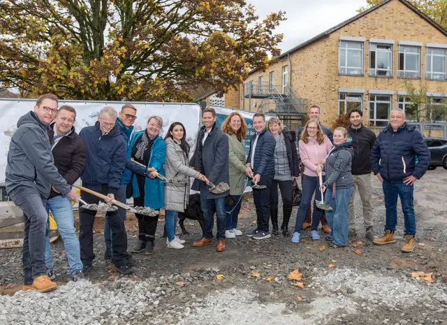 In der GGS Hand nahmen (v.l.) Baudezernent Thore Eggert, Schuldezernent Stephan Dekker, Frank Stein, und Schulbau GmbH-Geschäftsführer Sebastian Rolko sowie mit weiteren Verantwortlichen und Akteuren eine von vier Investitionen in der Stadt in Angriff. Foto: Axel König