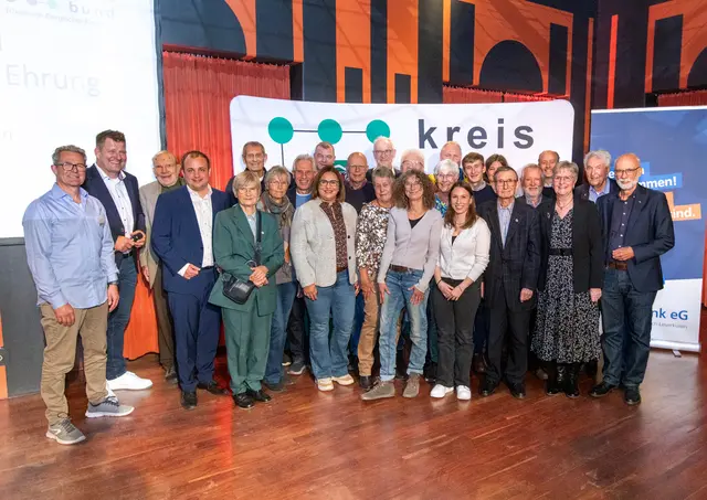 Engagierte, eingerahmt von Kreissportbund-Vorsitzenden Uli Heimann (r.) und (v.l.) Geschäftsführer Henrik Beuning, Moderator Henning Schmitz und (vorne) Landtagsabgeordnetem Martin Lucke (CDU). Foto: Axel König