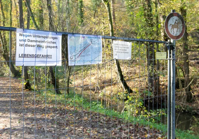 Bauzaun und Hinweise: Die Umfahrung führt entlang eines Trampelpfades an der L286 (Kürtener Straße). Foto: Axel König