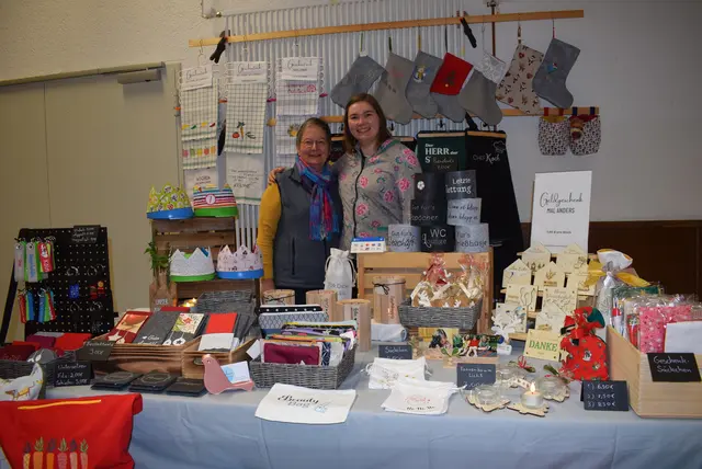Elisabeth und Stephanie Ahr (v.l.) boten außergewöhnliche 
und selbst produzierte Geschenkideen an. Foto/Archiv: Hoeck