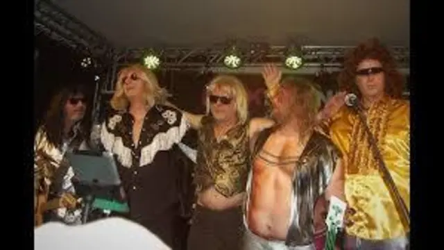 Foto: Mit Genehmigung und Dank an PINK FLÖNZ, Kai Wirtz, Erwin Perle, Henne, Belo und Manni, Leff Richter, LAGO BEACH Zülpich, Abu Ghazaleh, Peter Decker und Archiv