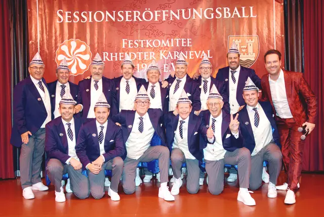 Rätselraten am frühen Abend: wer von diesen schmucken Männern wird das Rheidter Narrenvolk durch die Session 2025/26 führen? 
vorne, v.l.n.r.: André Schneider, Carsten Lück, Dirk Kesting, Wolf Dieter Bauer, Werner Dahl, Frederick Nobis; hinten: Frank Helding, Hans Roland, Hansfried Lülsdorf, Henning Bauer, Karl-Heinz Rausch, Michael Schmitz, Stefan Heister, Uwe Linden &amp; Nico Jansen (außer Konkurrenz)