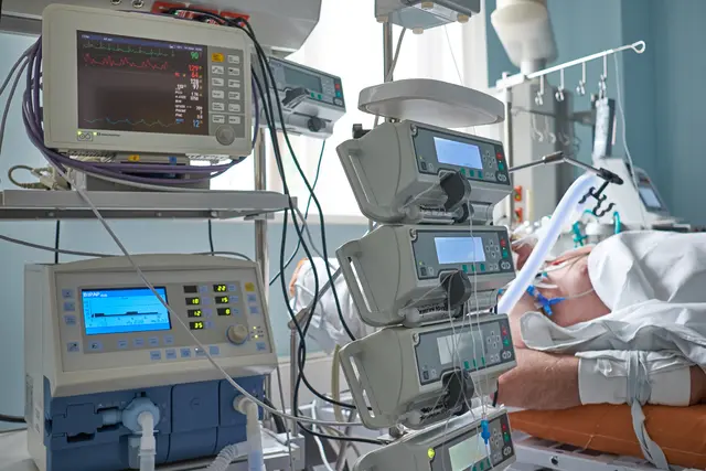 Ein Patient auf einer Intensivstation, wird künstlich beatmet. Symbolfoto. | Foto: Kiryl Lis - stock.adobe.com