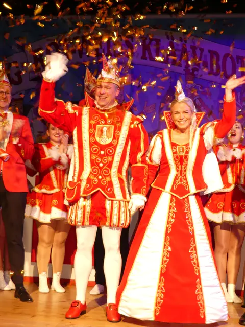 Michael und Daniela Ratajczak präsentierten sich als strahlendes Prinzenpaar (im Goldregen).  | Foto: Gast