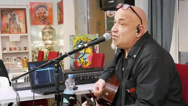 "Tom spielt Klimperpop" in Mines Spatzentreff - und die "alten Freunde" der Brühler Künstlerin Antje Cibura hören zu.  | Foto: Anita Brandtstäter