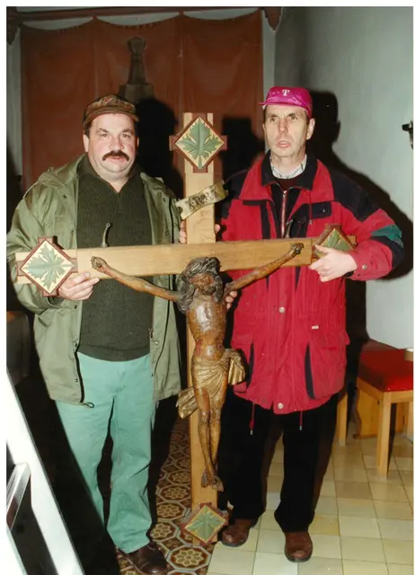 Otto Hoffmann (l.) und Hermann-Josef Kaiser tragen das Hängekreuz von 1492 vorsichtig aus der Kirche in Alt-Etzweiler.  | Foto: Privatarchiv Hermann-Josef Kaiser