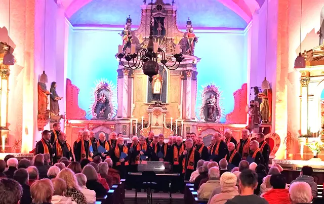 Ein Genuß für Ohren und Augen: Der Männergesangverein Winterscheid vor dem barocken Hochaltar (1766) in der festlich illuminierten Kirche Sankt Servatius. | Foto: Steimel