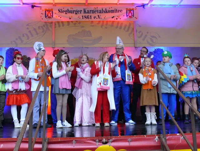 Das designierte Siegburger Prinzenpaar Siegburgia Elke I. und Prinz Helmut IV. mit dem Kinderprinzenpaar und Gefolge. | Foto: Christa Gast