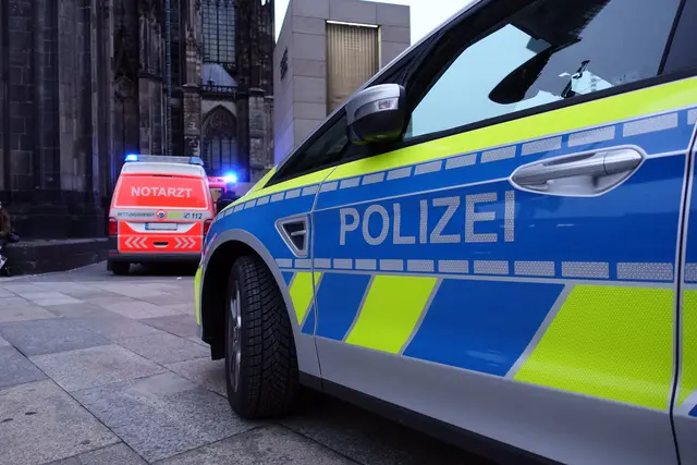 Polizei und Rettungsdienst am Einsatzort. Symbolbild. | Foto: etfoto - stock.adobe.com