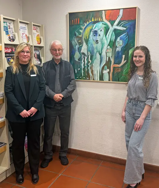 Die stellvertretende Fachbereichsleiterin Marleen Diederichs (r.) und Tanja Draube von der Stadtbücherei (l.) begrüßten den Künstler Rolf Baldsiefen (M.) zur Ausstellungseröffnung.  | Foto: Stadt Wiehl