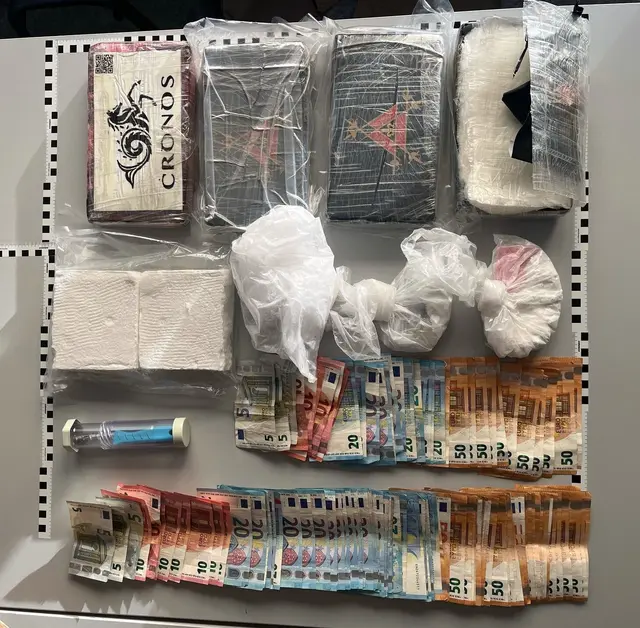 Den Inhalt des Tresors stellten die Beamten sicher.  | Foto: Polizei Köln