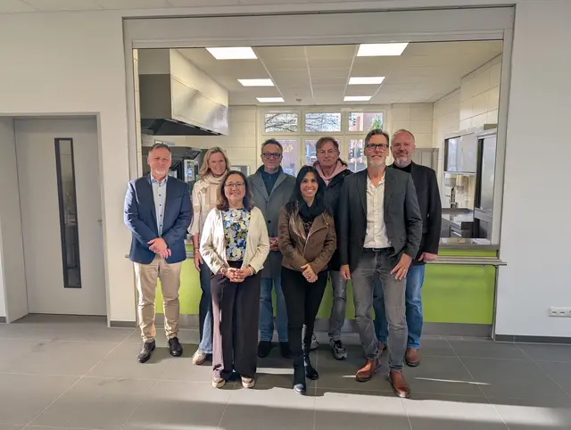 Die Projektbeteiligten freuen sich über die Eröffnung der neuen Mensa, die den Kindern der Martinusschule seit dem Ende der Herbstferien ausreichend Platz und abwechslungsreiche Mahlzeiten bietet.  | Foto: Stadt Bedburg