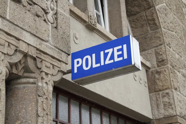 Symbolfoto: Das Leuchtschild einer Polizeiwache in Deutschland. | Foto: maho - stock.adobe.com