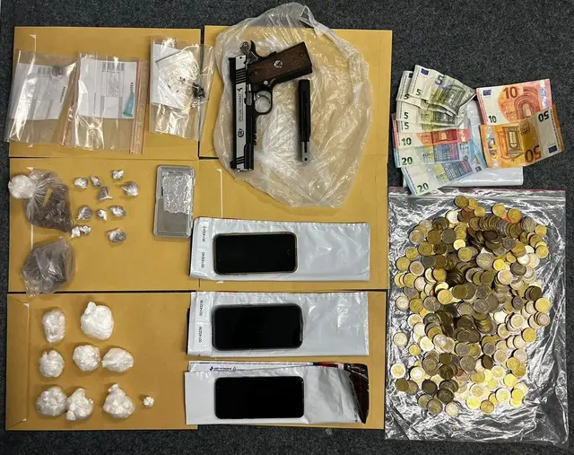 Drogen, eine Waffe, Bargeld und drei Smartphones stellten die Beamten sicher.  | Foto: Polizei Köln