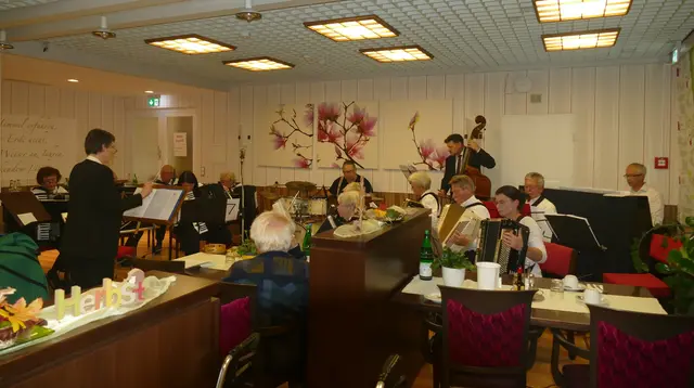 Das Akkordeon-Orchester Wesseling war wieder zu Gast im CBT Wohnhaus St. Lucia und begeisterte die Seniorinnen und Senioren.  | Foto: Wolfhard Brandtstäter