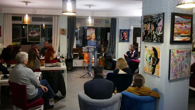 Besonderer Gast des Abends war die Dichterin Marina Gerschenovitsch, deren Lyrik auch auf Deutscher übersetzt in einem Buch erschienen ist.  | Foto: Anita Brandtstäter