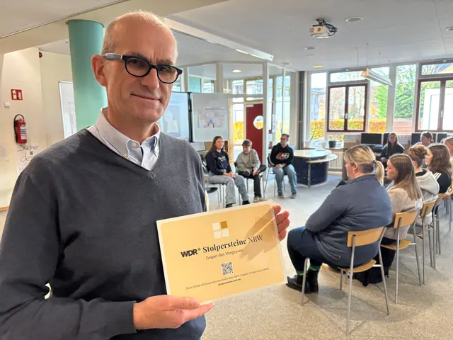 Schulleiter Claus Wallat ist stolz auf das Engagement seiner Schülerinnen und Schüler für die Stolperstein-Aktion. 