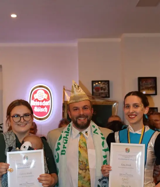 Laura Irrek, li. und Lisa Irrek, re. freuten sich mit Präsident Ralph Spandau über den Verdienstorden in Gold vom BDK.  | Foto: Louisa Vasovic