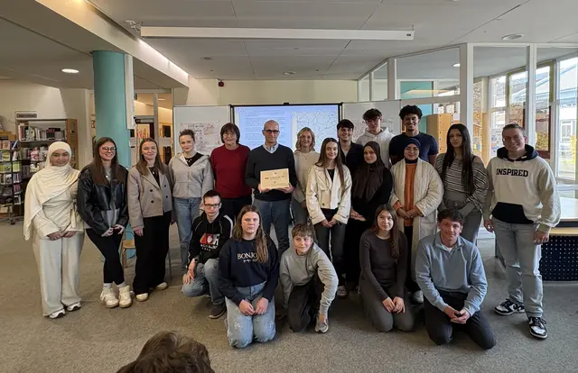 Lehrerin Elisabeth Amling und Schulleiter Claus Wallat freuen sich mit ihren Schülern über die Auszeichnung für ihre Stolperstein-Recherchen.  | Foto: Andrea Floß