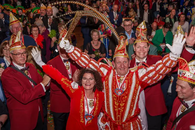 Renate I. und Uli I. bei ihrem Einzug in die Meiersheide, wo sie als Prinzenpaar der Stadt proklamiert wurden. | Foto: Heimermann