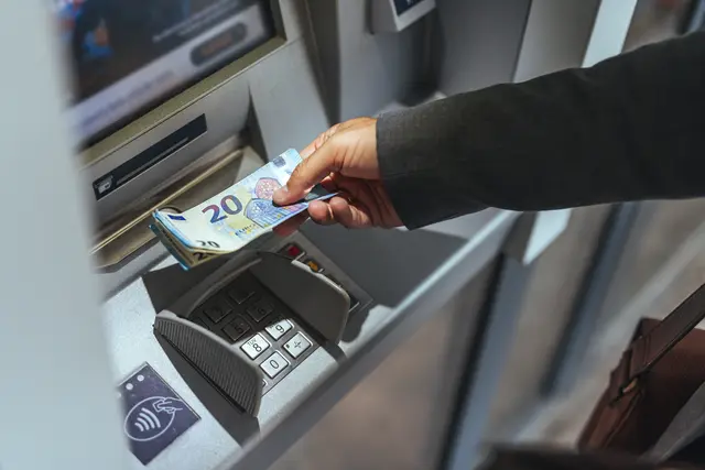 Ein schneller Griff und schon war das Geld in fremden Händen. Symbolfoto. | Foto: Dragana Gordic - stock.adobe.com