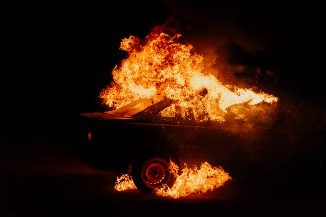 Ein grauer Mercedes stand nachts in einer EInfahrt plötzlich in Flammen. Symbolbild | Foto: irontrybex - stock.adobe.com