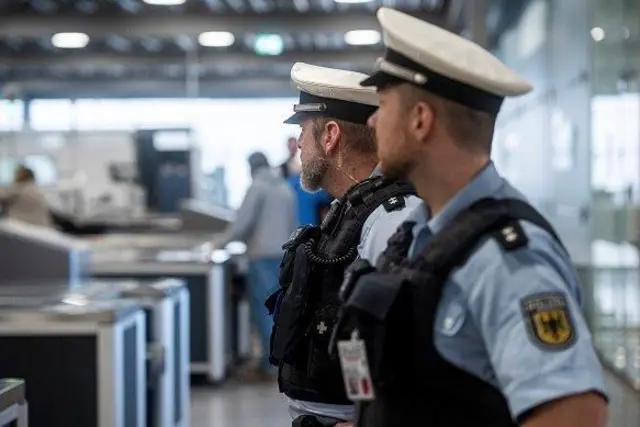 Zwei Beamten der Bundespolizei an der Sicherheitskontrolle am Flughafen. | Foto: Bundespolizei