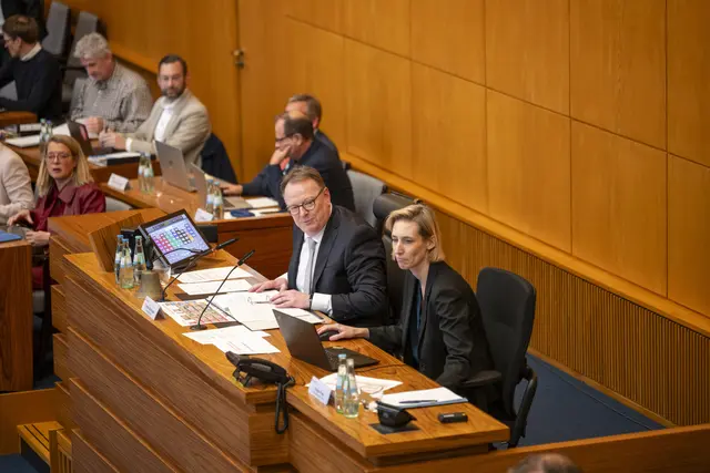 Kölns Oberbürgermeisten Torsten Burmester (SPD) leitet die Sitzung des Stadtrates. | Foto: Uwe Weiser