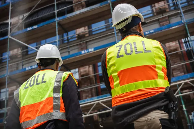 Zollbeamten bei einer Kontrolle. Symbolbild. | Foto:  Medienzunft Berlin - stock.adobe.com