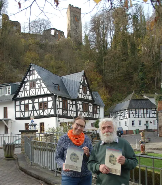Annette Zeischka vom Keramikmuseum Höhr Grenzhausem und der Verleger Reinhard Zado vor dem alten Gasthaus in Grenzau. Dort gegenüber fand man Schuttablagen der Knütgentöpferei und vermutet hier auch die Werkstatt. | Foto: Reinhard Zado