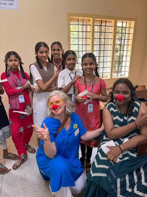 Die Pappnase nahm den indischen Schülerinnen etwas die Angst vor dem kleinen Piks. | Foto: zVg