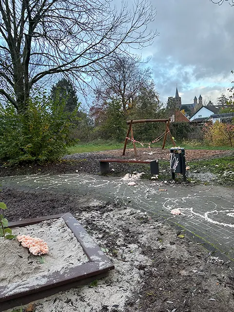 Bauschaum wurde auf Spielgeräten, Mülleimern und Wegen verteilt, Bänke und Bäume wurden angekokelt. | Foto: Greenbox 