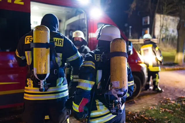 Feuerwehrleute mit Atemschutzgeräten bei einem Einsatz. Symbolbild. | Foto: Christian Schwier - stock.adobe.com