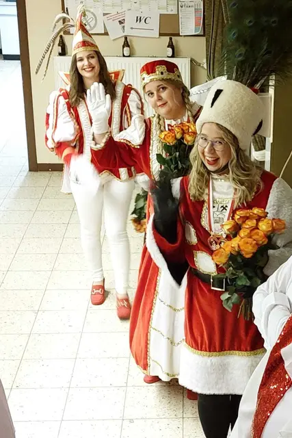 Das noch geheime Dreigestirn kurz vor dem Auftritt – Spannung und Vorfreude im Flur. | Foto: IG Lorbach