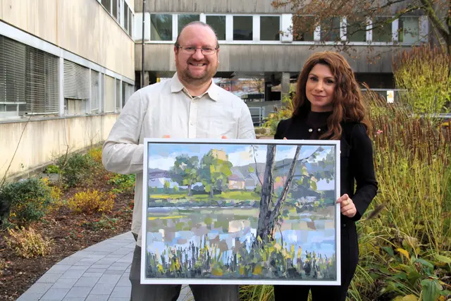 Klinikgeschäftsführerin Nasanin Chenari und Maler Frank Henning | Foto: Helios Klinik Wipperfürth