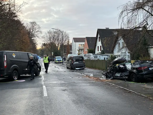 Es kam zum Frontalzusammenstoß zwischen zwei Autos. Die Polizei sicherte die Spuren.  | Foto: Arton Krasniqi