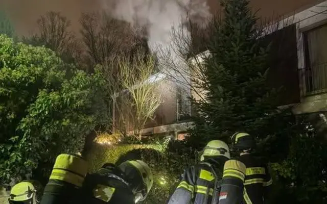 Die Löscharbeiten dauerten bis Mitternacht. | Foto: Foto: Feuerwehr Hürth