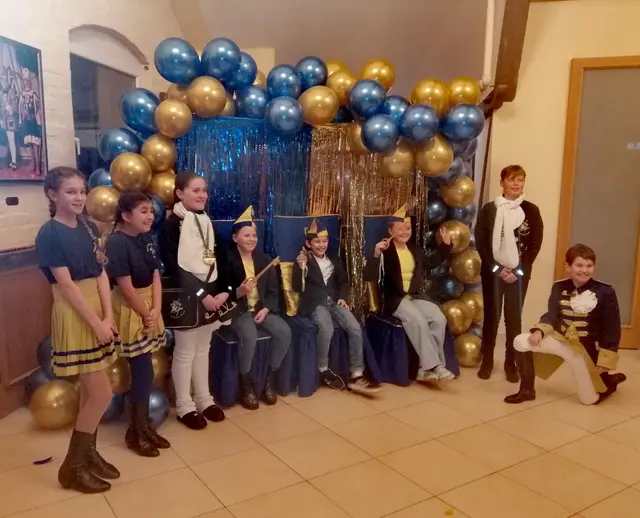 Das Kinderdreigestirn auf ihren Thron. Von li. n. re. Jungfrau Mia (Baxpehler), Prinz Phil (Pfeiffer) und Bäuerin Hannah (Merkt), mit Gefolge.  | Foto: Heike Löhrer