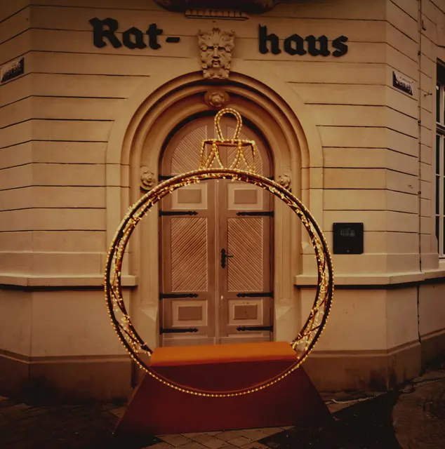 Ein Heiligenschein als Photopoint am Rathaus steht in diesem Jahr während dem Weihnachtsmarkt für Selfies und Fotos zur Verfügung.  | Foto: Heike Löhrer