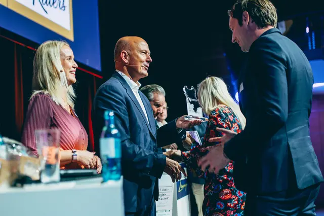 Landrat Frank Rock übergab die Auszeichnung an Dr. Alexander Nichau, Gründer des Hürther Start-ups. | Foto: Foto: Rhein-Erft-Kreis/Schweinsburg